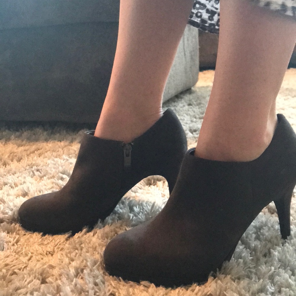 Liz Claiborne grey suede shoes